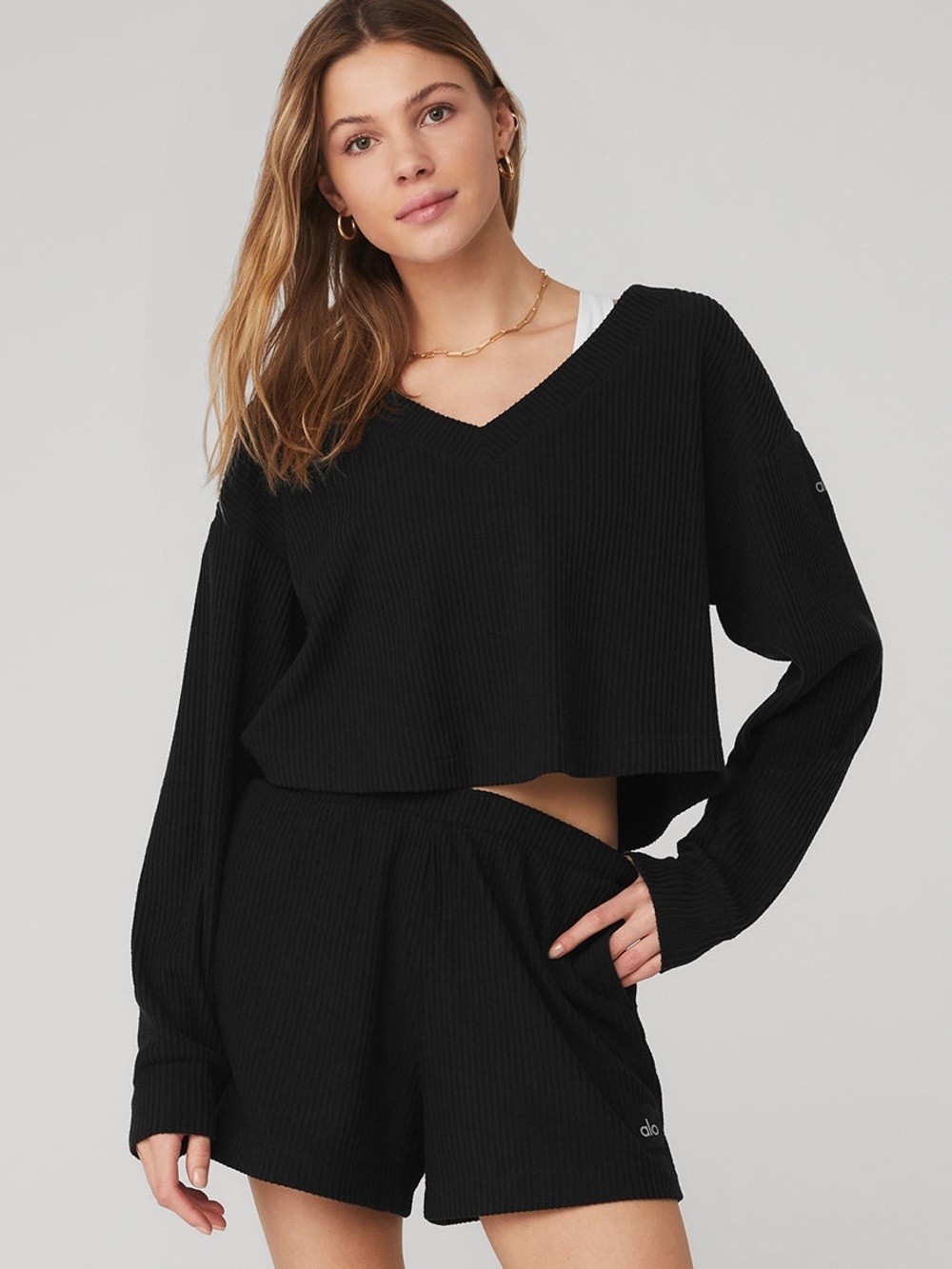 Alo Yoga Muse V Neck Pullover Top in Black XS